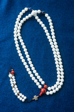 Mala de concha con detalles de colores